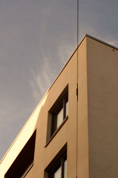 城市低角度的现代建筑，以蓝天为背景图片下载