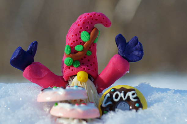 童话中的侏儒为新年假期的到来而高兴。图片下载