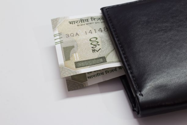 特写的黑色钱包与金钱孤立在白色背景图片下载