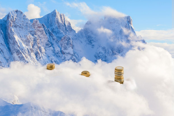 欧元硬币在阿尔卑斯山的超现实镜头-金融，货币概念图片下载