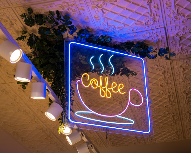 屋顶上的咖啡霓虹灯招牌图片下载