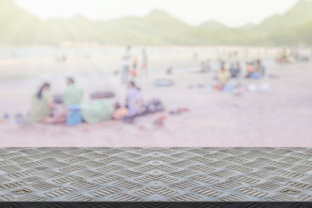 钢板滑动与海滩上许多人模糊的背景图片下载