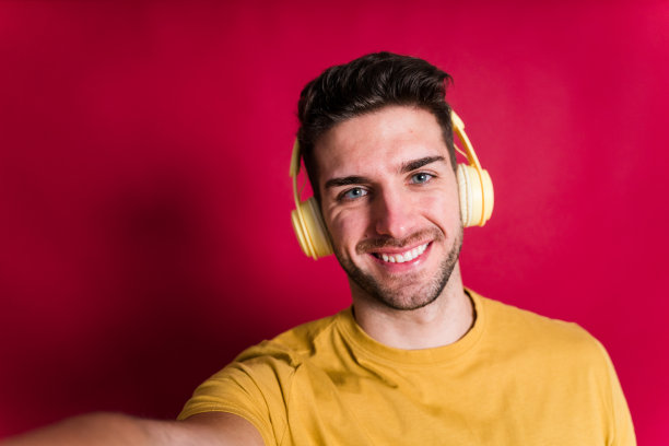 快乐的年轻人听音乐，自拍图片下载