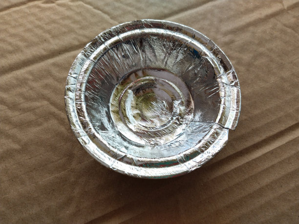 纸板或牛皮纸带走食物容器孤立在肮脏的背景，俯视图，环保的一次性盘子，杯子和餐具。回收概念，印度街头小吃盘图片下载