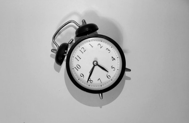 白色背景闹钟图片下载