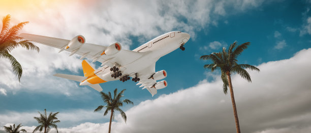 飞机在云层上飞行图片下载