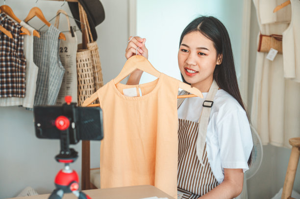 小企业主正在直播。把产品卖给前来参观购买和接单的顾客。检查客户从网上零售商订购的订单-网上购物。图片下载