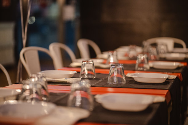 特写的餐厅桌子与玻璃杯和盘子图片下载
