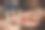 特写的餐厅桌子与玻璃杯和盘子图片下载