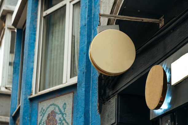 街道上的空白商店招牌设计模型图片下载