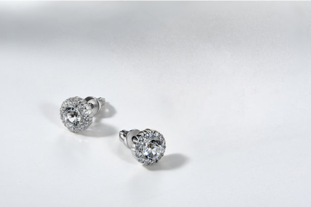 优雅的珠宝套装。镶有宝石的首饰。珠宝配件拼贴。产品静物概念。戒指、项链和耳环。图片下载