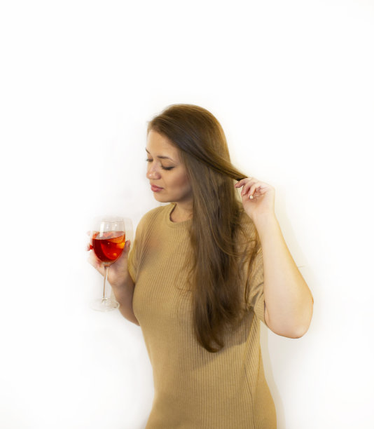 年轻漂亮的女人拿着一杯酒图片下载