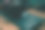 桌上有音乐耳机和电脑键盘图片下载