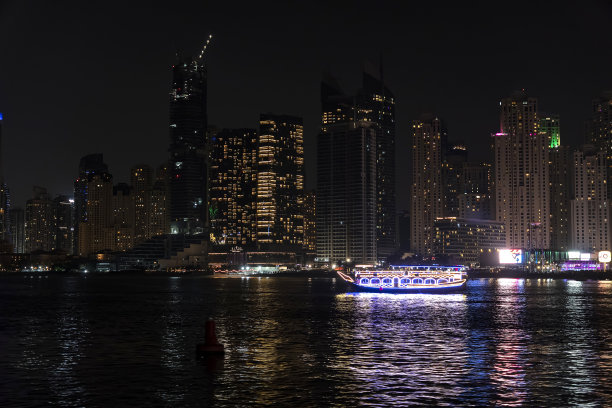 迪拜码头夜间巡游：水上豪华游艇夜景图片下载