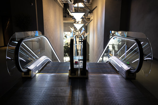 没有人的现代豪华双扶梯与楼梯。移动的楼梯图片下载