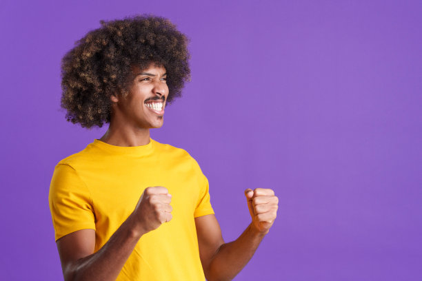 快乐的非洲人举起拳头庆祝图片下载