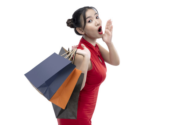 穿着旗袍的亚裔华人妇女提着购物袋图片下载