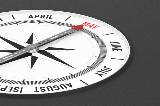 黑色背景日历和指南针。三维演示图片下载