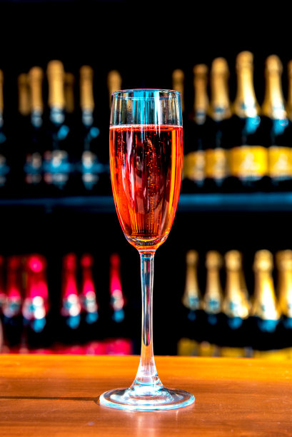 以香槟为背景的玻璃的抽象图像(庆祝，周年纪念，葡萄酒-概念)图片下载