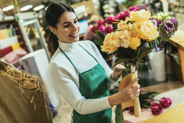 年轻女子花店制作花束在花店图片下载