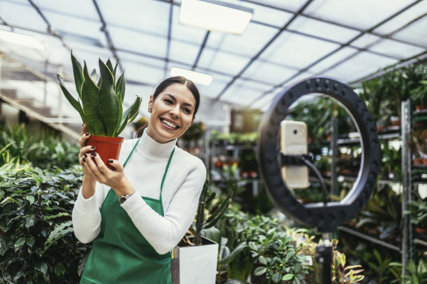 在花店直播的女店主图片下载