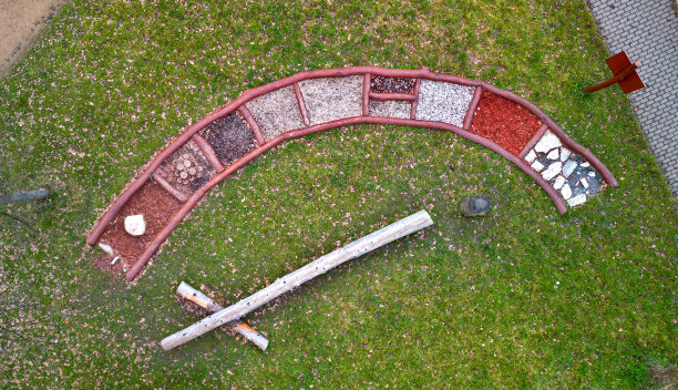 光脚的触觉路径唤醒了感官，在公园环境中，不同材料的木材、石头、砾石、沙子和树皮交替使用，感觉上，红色、弯曲、弯曲、原木图片下载