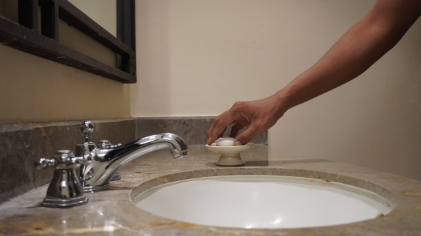 去除室内水从现代铬不锈钢水龙头在洗脸盆图片下载