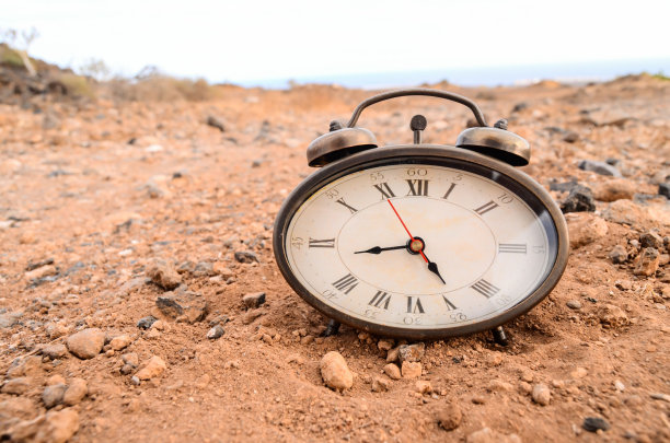 经典的模拟时钟在沙滩上图片下载