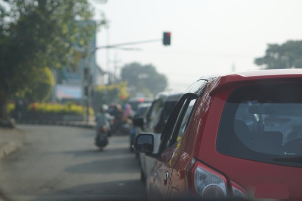 被困在等红灯。汽车和摩托车。高速公路上的繁忙图片下载