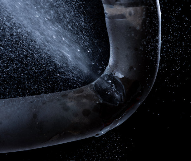 旧胶管带，水或气体泄漏形成胶管或洞图片下载