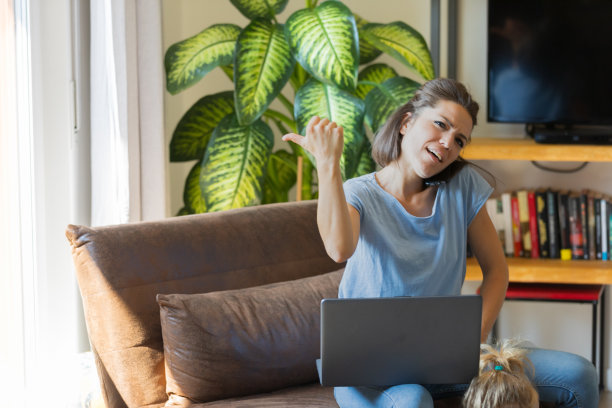 忙碌的妈妈在家工作图片下载