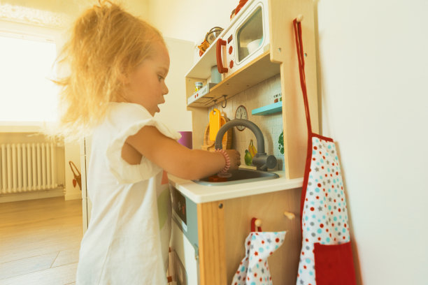 孩子在玩小型家庭用品图片下载
