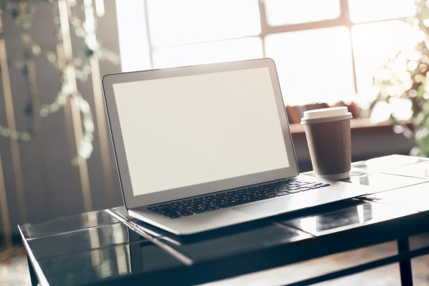 黑屏笔记本电脑，键盘盒躺在小黑桌子上图片下载