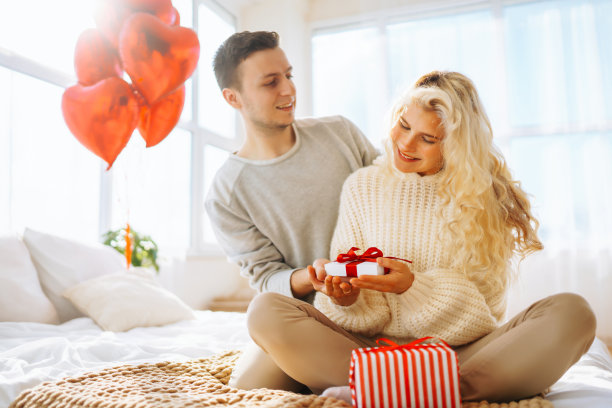 交换礼物。浪漫的一天。情人节，情侣、关系和人的概念。图片下载