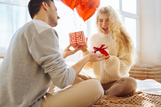 交换礼物。浪漫的一天。情人节，情侣、关系和人的概念。图片下载