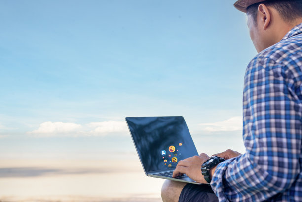 在沙滩上悠闲地用笔记本电脑，复制文本空间。图片下载