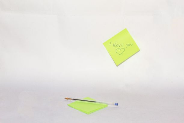 写着“我爱你”的纸条是情人写在一张绿色的小纸条上。图片下载