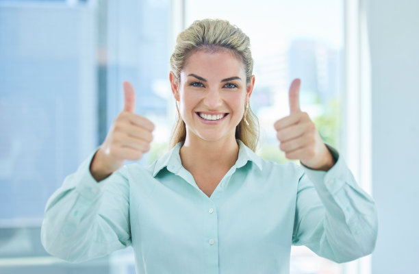 商业女性，在加拿大办公室、营销初创公司或广告公司的成功、动机或赢家目标中面对或竖起大拇指。肖像，微笑或快乐的创意设计师与投票手势图片下载