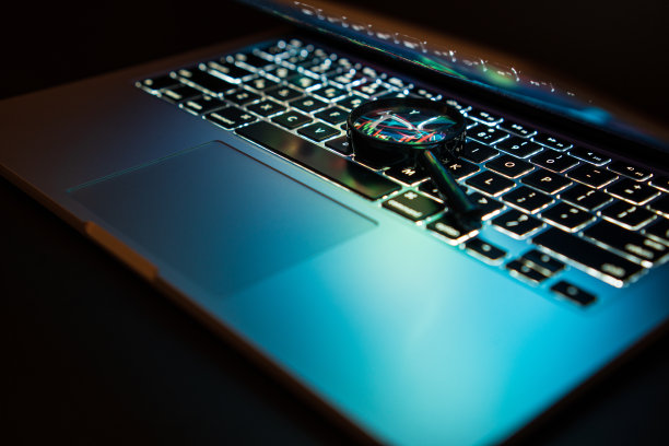 笔记本电脑键盘上的放大镜，互联网搜索的概念。有选择性的重点图片下载