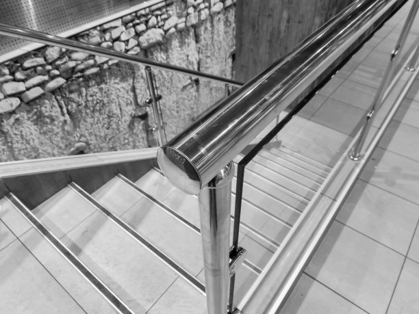 房间里的楼梯铺着大理石瓷砖图片下载