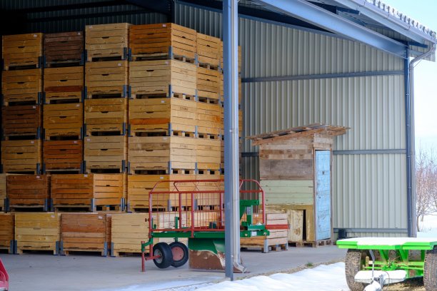 木箱现货。包装盒。这堆东西已经堆好了。交付、货物、物流和运输仓储概念。图片下载