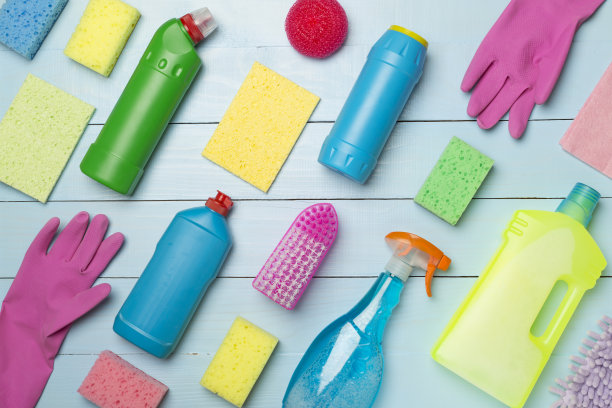 许多不同的房屋清洁产品的木制背景，俯视图图片下载