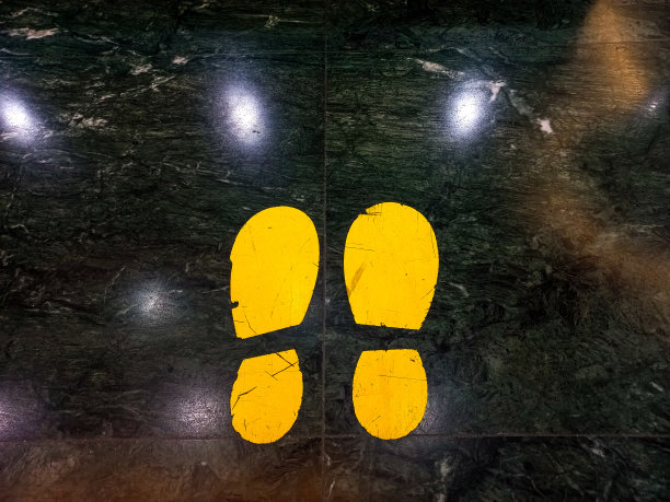 地板上有“保持社交距离”的标志图片下载