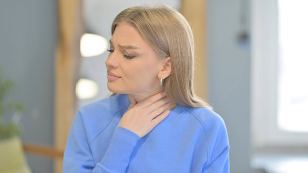 患有咳嗽的妇女肖像图片下载