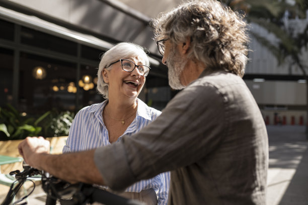 老年夫妇享受电动滑板车骑在城市-重点在女人-图片下载