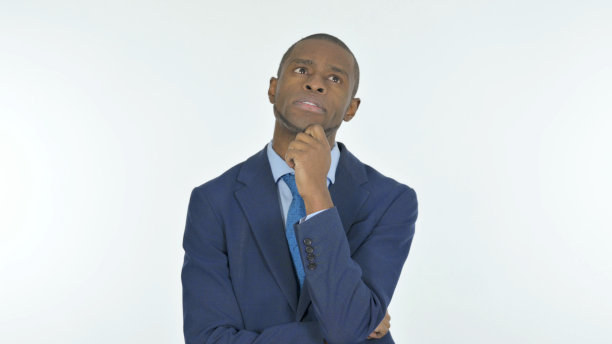 头脑风暴非洲商人与白色背景的想法图片下载