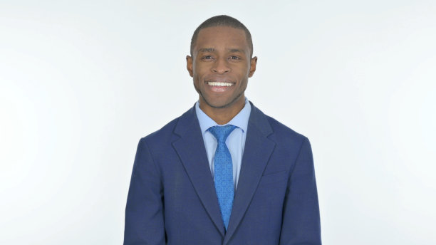 微笑的非洲商人在白色背景图片下载