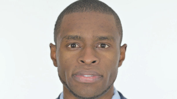 特写严肃的非洲男人的脸在白色背景图片下载