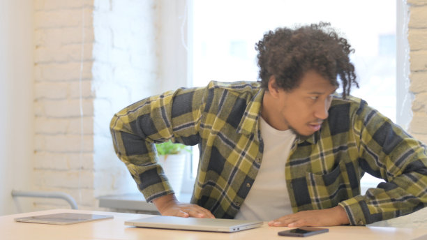 非洲男子关闭笔记本电脑后离开办公室图片下载