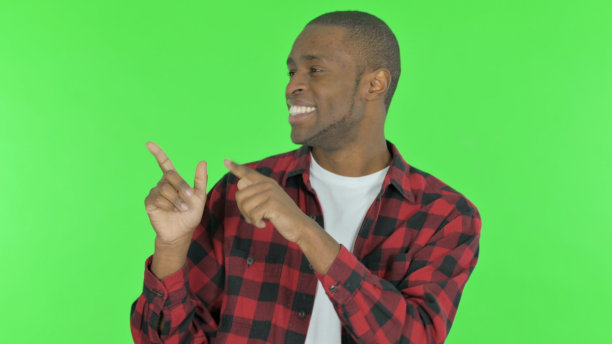 非洲人在绿色背景上快乐地跳舞图片下载